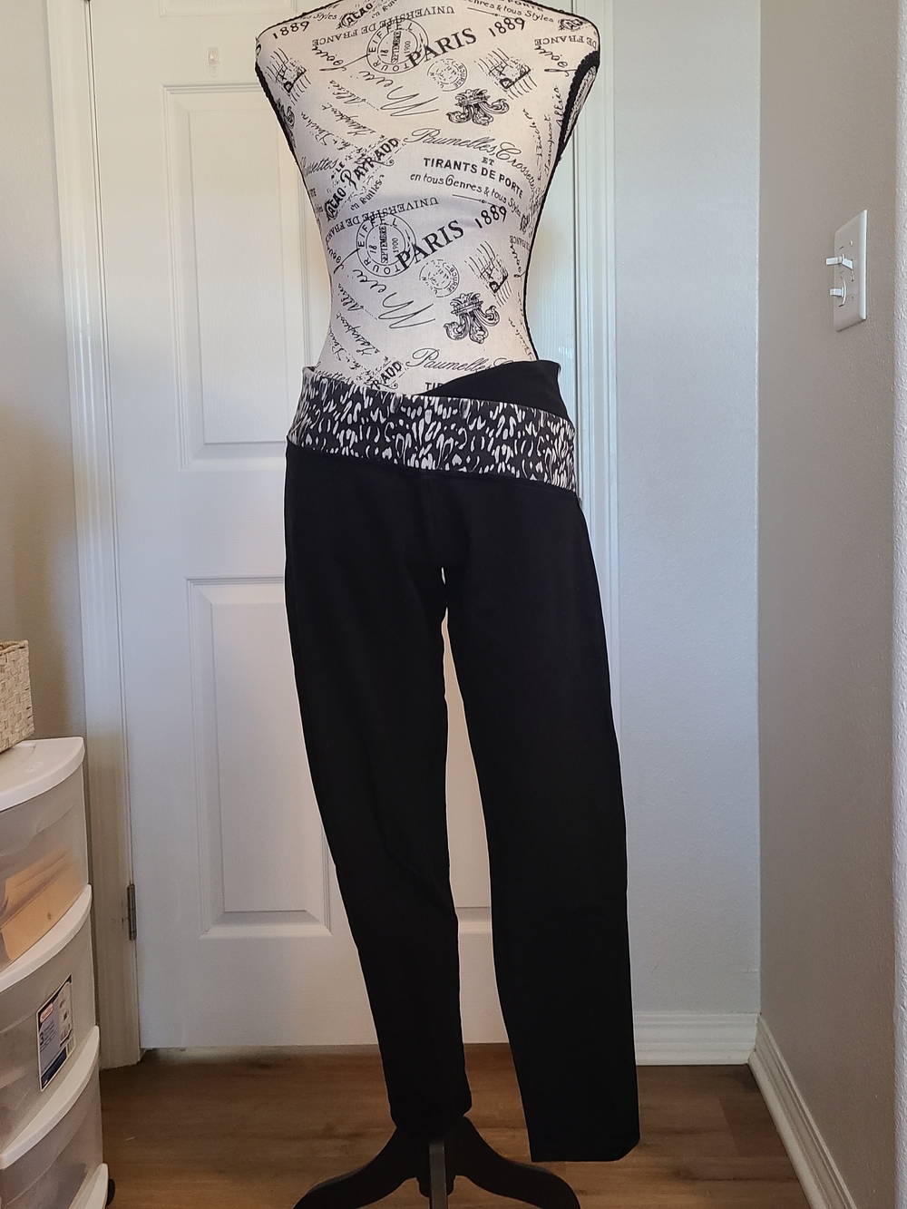 Victoria's Secret Black Pull-On Leggings with Printed Waistband